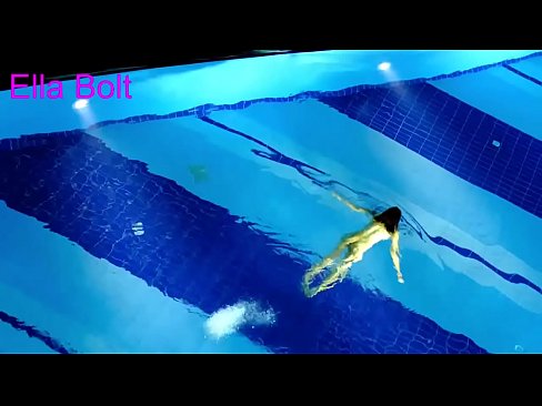 ❤️ No puedo dejar de mirar, joven rubia pillada nadando desnuda en la piscina del complejo ELLA BOLT Video de porno de calidad en es.happytour.top ❌️